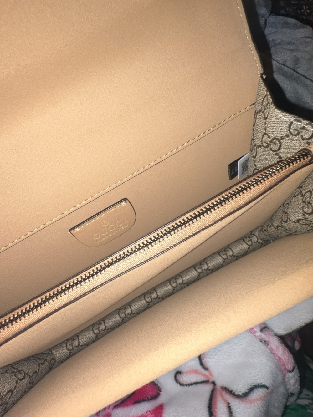 Gucci Beige GG Supreme Shoulder Bag with Tan Trim and Silver Hardware - Picture 2 of 3